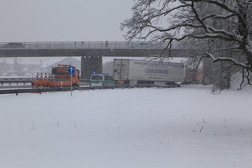 Auf der A8 rutscht ein Lkw am Dienstag auf das vorausfahrende Fahrzeug. Wegen Schneeglätte kam er nicht mehr rechtzeitig zum Stehen. Die zwei Fahrer werden verletzt.