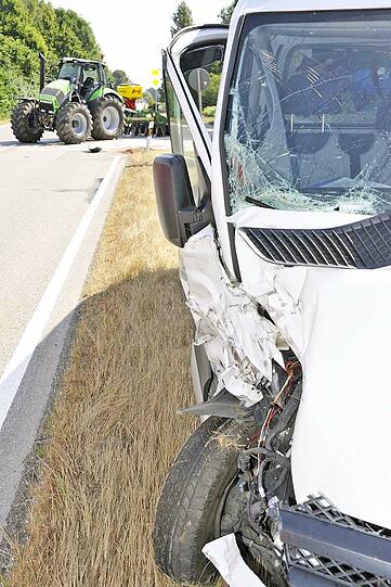 Spektakuläre Fotos von der Bergung: Ein Lieferwagen ist in Ismaning gegen einen Traktor gedonnert. Dabei ist die Zugmaschine in der Mitte auseinander gebrochen!
