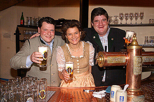 Quasi ein Augustiner-Wirte-Urgestein: Peter Schmutzer (links), der mit seiner Simone den "Augustiner am Dom" von Michi Beck (r.) übernommen hat. Beck starb 2009.