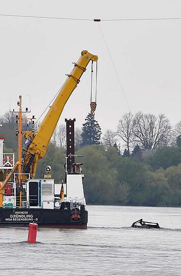 Bilder vom Großeinsatz in Mariaposching an der Donau. Am Dienstag ist hier eine Fähre gesunken &ndash; die Bergungsarbeiten sind aufwendig.