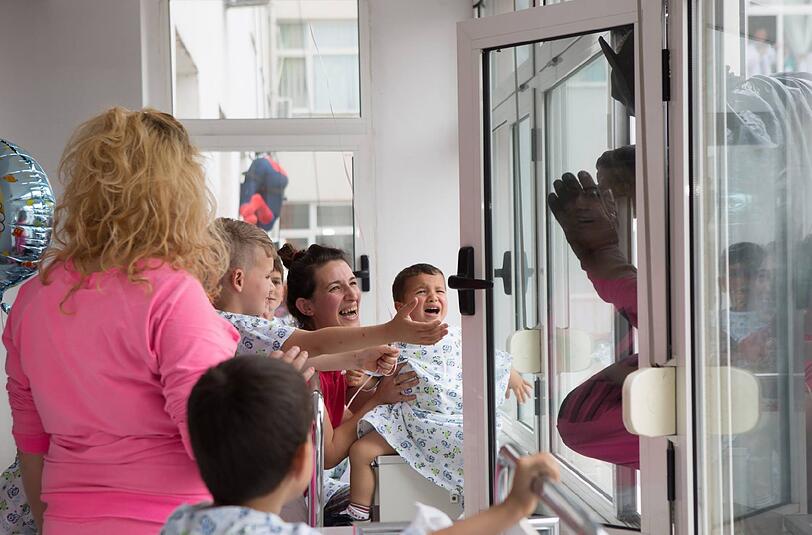 In einem Kinderkrankenhaus in Albanien überraschten Polizisten die jüngsten Patienten in Superhelden-Kostümen und sorgten so für leuchtende Augen