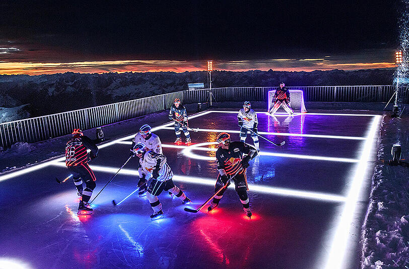 Die DEL-Profis des EHC Red Bull München spielen Eishockey auf der Zugspitze - anlässlich des 110. Markengeburtstages von Partner Osram. Die faszinierenden Bilder aus 3.000 Meter Höhe.
