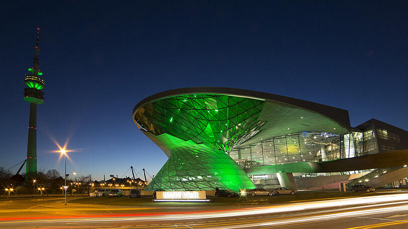 Am "Greening Day" erleuchtet auch die BMW-Welt in Grün.