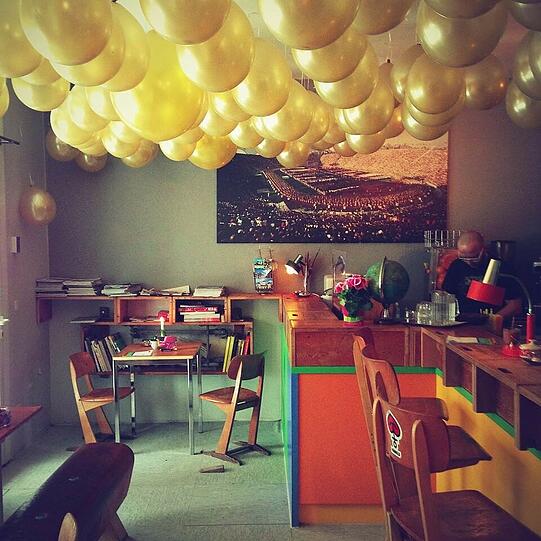 Gemütlich und ein wahrer Fundus an Olympia-Devotionalien: Das Café "München 72" in der Kohlstraße.