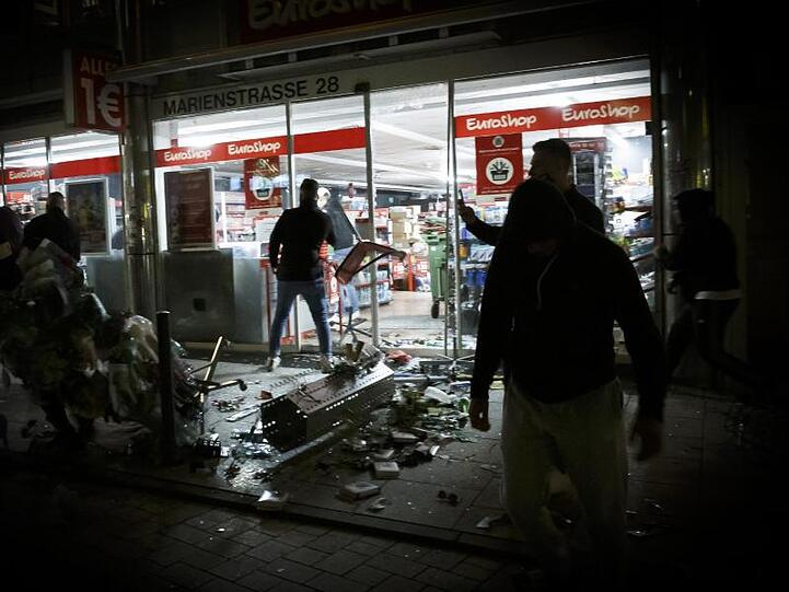 Krawallmacher hatten vor gut zwei Wochen Teile der Stuttgarter Innenstadt verwüstet, Polizisten verletzt und Geschäfte geplündert.