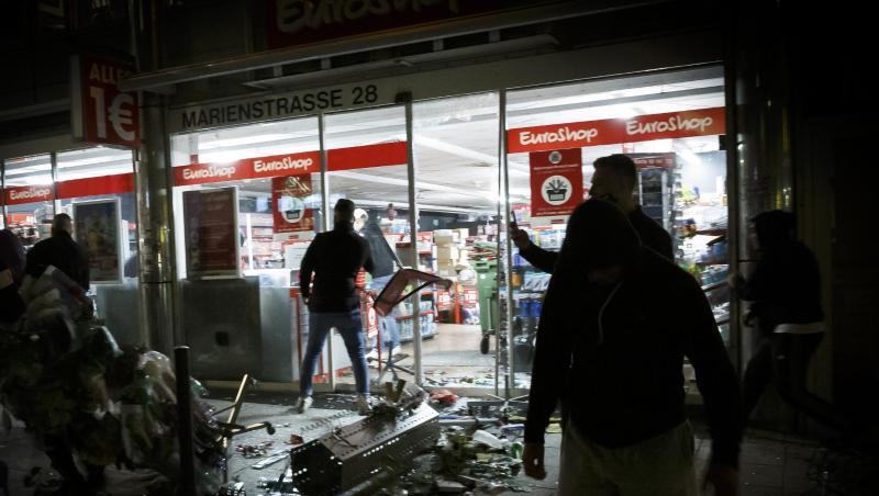 Krawallmacher hatten vor gut zwei Wochen Teile der Stuttgarter Innenstadt verwüstet, Polizisten verletzt und Geschäfte geplündert. Krawallmacher hatten vor gut zwei Wochen Teile der Stuttgarter Innenstadt verwüstet, Polizisten verletzt und Geschäfte geplündert.