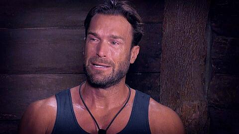 Bastian Yotta weint im Dschungeltelefon. Alle Bilder des Tages gibt es in der Fotostrecke.