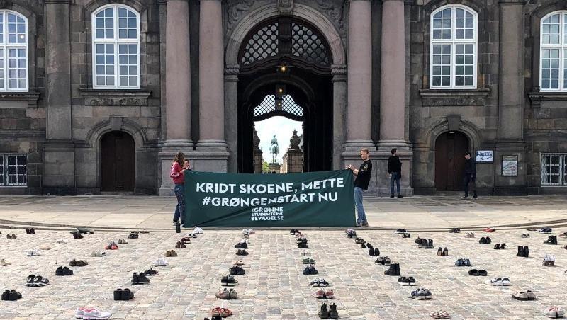 Mit in Reih und Glied aufgestellten Schuhen protestieren dänische Demonstranten vor dem Parlament in Kopenhagen für stärkere Klimaanstrengungen ihrer Regierung. Mit in Reih und Glied aufgestellten Schuhen protestieren dänische Demonstranten vor dem Parlament in Kopenhagen für stärkere Klimaanstrengungen ihrer Regierung.