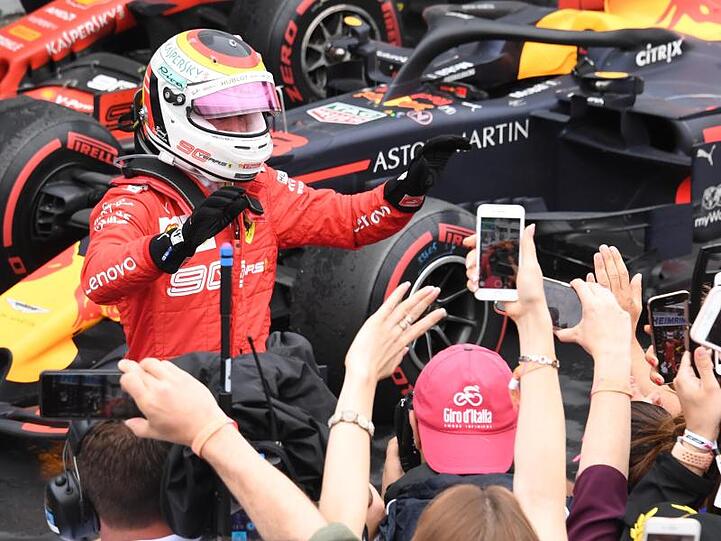 Ferrari-Star Sebastian Vettel lässt sich nach seinem zweiten Platz von den Fans feiern.