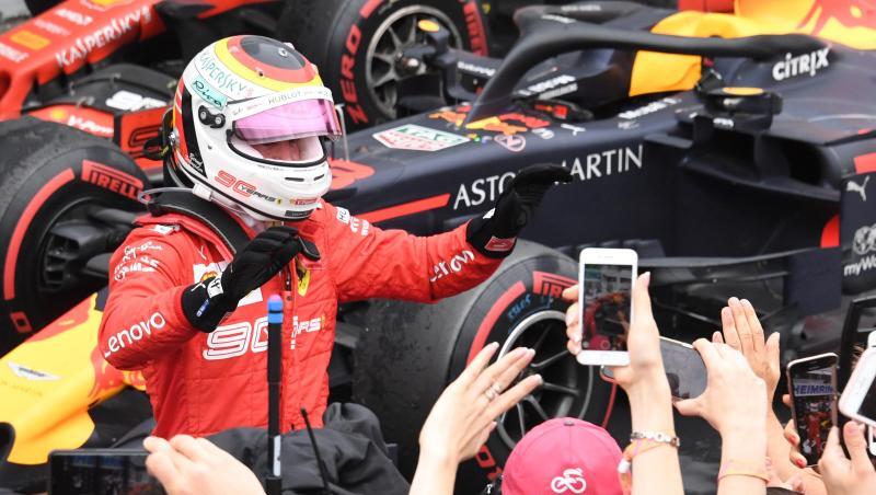 Ferrari-Star Sebastian Vettel lässt sich nach seinem zweiten Platz von den Fans feiern. Ferrari-Star Sebastian Vettel lässt sich nach seinem zweiten Platz von den Fans feiern.