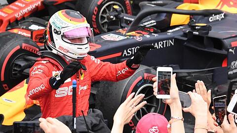 Ferrari-Star Sebastian Vettel lässt sich nach seinem zweiten Platz von den Fans feiern.