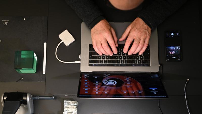 In Zeiten von Corona: Ein Mann arbeitet im Homeoffice am Laptop.