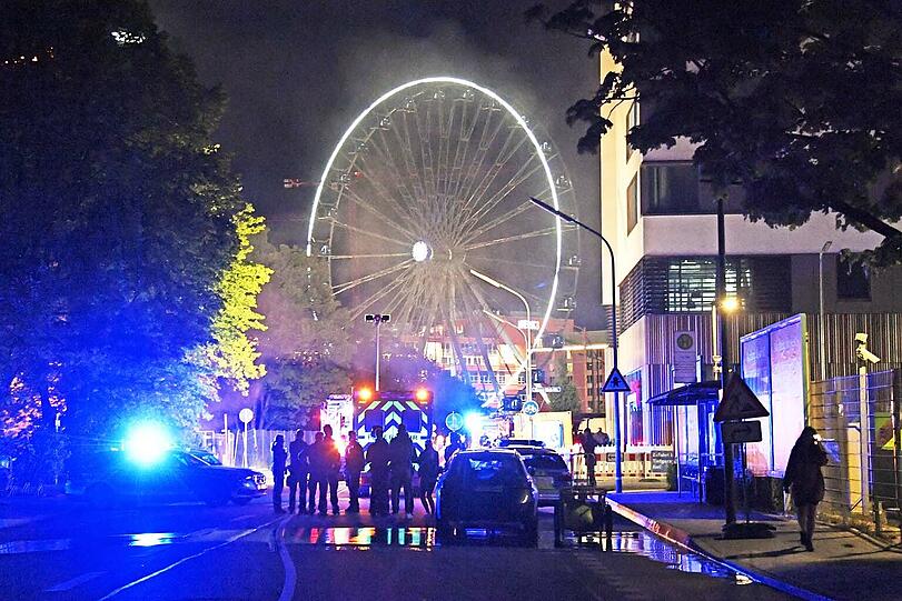 Vorne Feuerwehreinsatz, hinten Riesenrad: Das Feuer brach ganz in der Nähe des Münchner Ostbahnhofs aus.