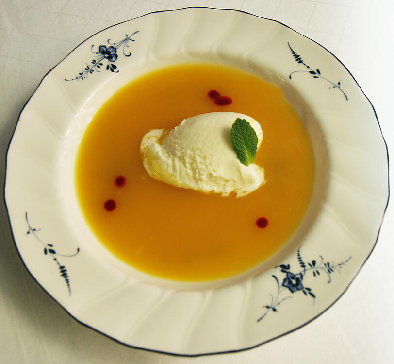 Fünfter Gang: Mandarinensüppchen und Joghurt-Eis. Fünfter Gang: Mandarinensüppchen und Joghurt-Eis.