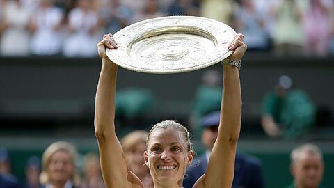 Kerber mit einer Trophäe in den Händen - das gab es seit ihrem Comeback noch nicht.