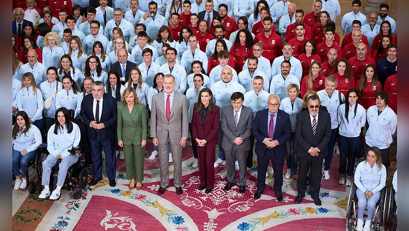 Felipe (hellgrauer Anzug) und Letizia (in Burgunderrot) mit den Sportlerinnen und Sportlern in Madrid.