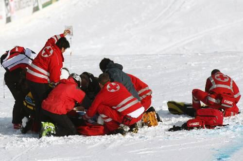 Erste Hilfe direkt an der Piste: Weltmeister Daniel Albrecht.
