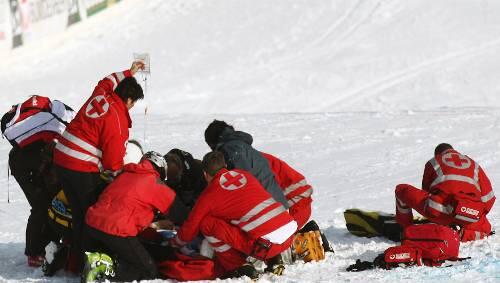 Erste Hilfe direkt an der Piste: Weltmeister Daniel Albrecht. Erste Hilfe direkt an der Piste: Weltmeister Daniel Albrecht.