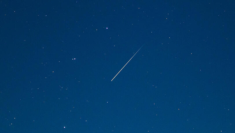 Über Brandenburg flitzt eine Geminiden-Sternschnuppe durch den Nachthimmel. Über Brandenburg flitzt eine Geminiden-Sternschnuppe durch den Nachthimmel.