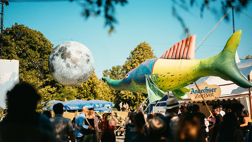 Auf dem sonnigen Festivalgel&auml;nde des Sommer-Tollwoods kann es auch ganz sch&ouml;n hei&szlig; werden. Die Veranstalter reagieren deshalb mit neuen Hitzeschutzma&szlig;nahmen.