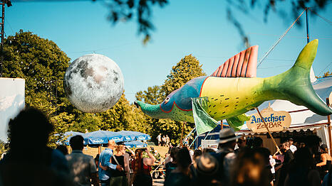 Auf dem sonnigen Festivalgel&auml;nde des Sommer-Tollwoods kann es auch ganz sch&ouml;n hei&szlig; werden. Die Veranstalter reagieren deshalb mit neuen Hitzeschutzma&szlig;nahmen.
