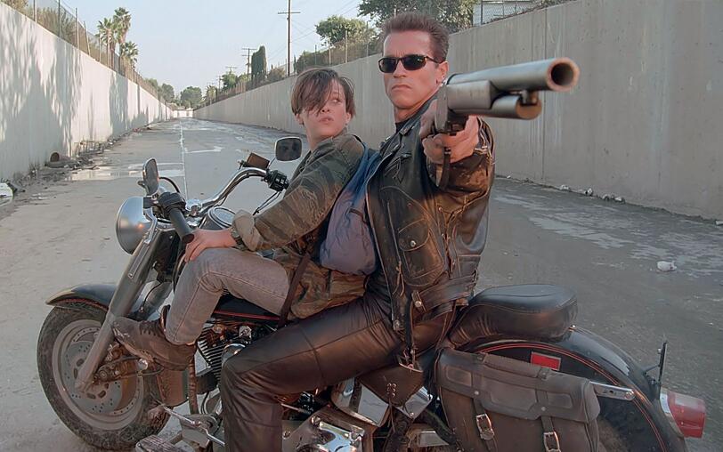 Nachdem er in "Terminator" die eiskalte Tötungsmaschine war, befand sich Arnold Schwarzenegger im Nachfolger "Terminator 2 - Tag der Abrechnung" in Rettungsmission. Es gilt hier, John Connor (Edward Furlong, links) zu retten, den zukünftigen Anführer der Menschheit im Krieg gegen die Maschinen. Nachdem er in "Terminator" die eiskalte Tötungsmaschine war, befand sich Arnold Schwarzenegger im Nachfolger "Terminator 2 - Tag der Abrechnung" in Rettungsmission. Es gilt hier, John Connor (Edward Furlong, links) zu retten, den zukünftigen Anführer der Menschheit im Krieg gegen die Maschinen.