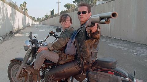 Nachdem er in "Terminator" die eiskalte T&ouml;tungsmaschine war, befand sich Arnold Schwarzenegger im Nachfolger "Terminator 2 - Tag der Abrechnung" in Rettungsmission. Es gilt hier, John Connor (Edward Furlong, links) zu retten, den zuk&uuml;nftigen Anf&uuml;hrer der Menschheit im Krieg gegen die Maschinen.