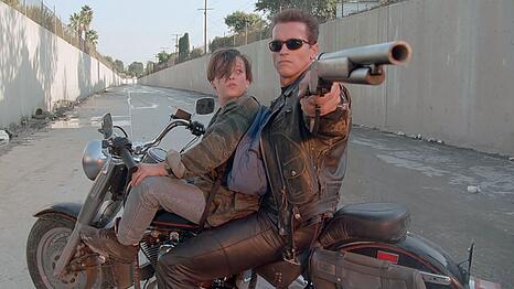 Nachdem er in "Terminator" die eiskalte T&ouml;tungsmaschine war, befand sich Arnold Schwarzenegger im Nachfolger "Terminator 2 - Tag der Abrechnung" in Rettungsmission. Es gilt hier, John Connor (Edward Furlong, links) zu retten, den zuk&uuml;nftigen Anf&uuml;hrer der Menschheit im Krieg gegen die Maschinen.