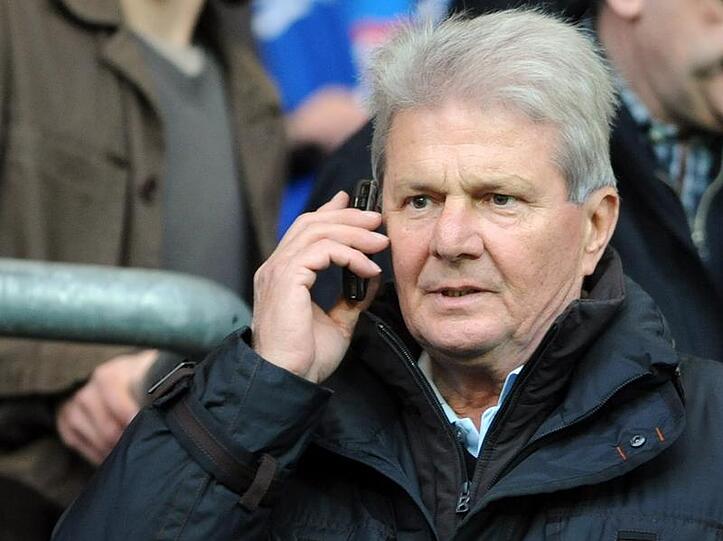 Dietmar Hopp Hopp hat seit dem Aufstieg in die Bundesliga 2008 weit über 170 Millionen Euro in den Club gesteckt, wollte aber keine Summe möglicher neuer Sponsorengelder nennen.