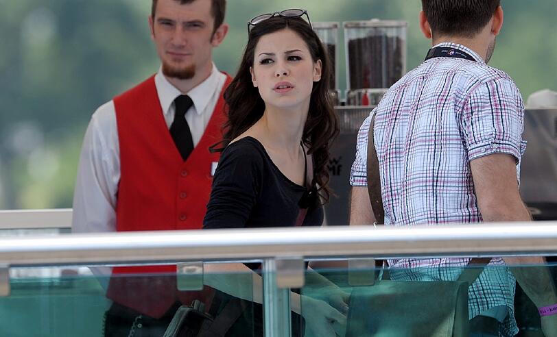 Ist da jemand müde? Lena verabschiedet sich mit kritischem Blick.