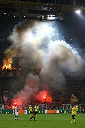 31.10.2012 Bei den Krawallen rund um das DFB-Pokalspiel zwischen Bundesligist Hannover 96 und dem Zweitligisten Dynamo Dresden gibt es neun Verletzte. Nachdem gewaltbereite Dresdner Fans vor dem Spiel die Stadioneingänge der AWD-Arena stürmten, werden drei Anhänger festgenommen. Außerdem kommen 18 Personen vorübergehend in polizeiliches Gewahrsam.