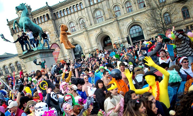 Bunt kostümierte Menschen tanzen am 03.03.2013 an der Leibniz Universität in Hannover (Niedersachsen) den "Harlem Shake". Beim Online-Videoportal «YouTube» werden täglich dutzende Parodien auf den Tanz hochgeladen, der in den 1980er Jahren im New Yorker Stadtteil Harlem erfunden worden sein soll.
