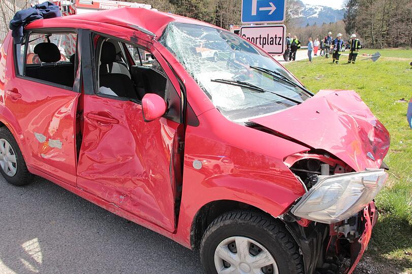 Trümmer auf der Staatsstraße 2093 bei Frasdorf. Hier verlor ein junger Motorradfahrer sein Leben - die Bilder vom Rettungseinsatz.
