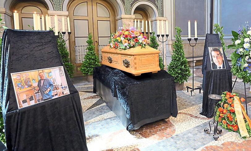 Sarg, Porträt und ein Bild von ihm als Künstler: Abschied von Winfried Zehetmeier in der Aussegnungshalle am Waldfriedhof.