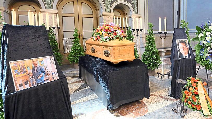 Sarg, Porträt und ein Bild von ihm als Künstler: Abschied von Winfried Zehetmeier in der Aussegnungshalle am Waldfriedhof.