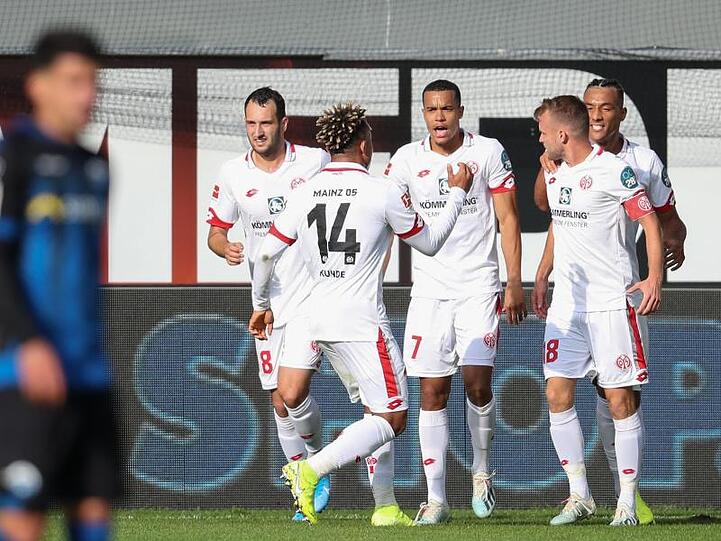 Torschütze Brosinski (2.v.r) feiert seinen Treffer zum 2:1 mit den Mainzer Mannschaftskollegen.