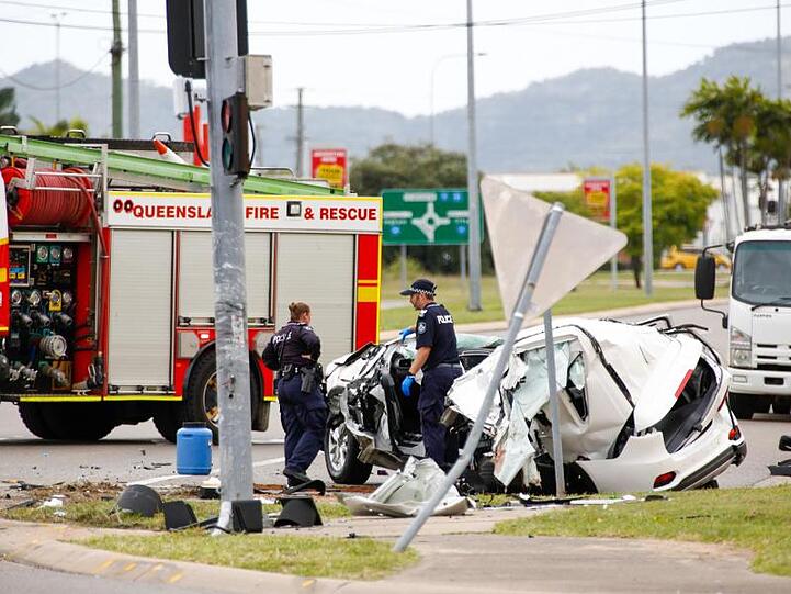 Polizisten inspizieren in Townsville das Autowrack nach dem tödlichen Unfall.