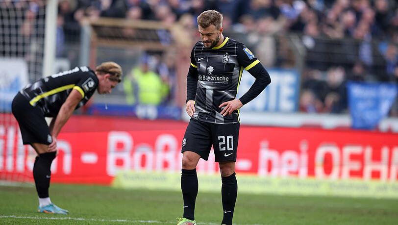 Der Blick geht nach unten: Fynn Lakenmacher (l.) und Yannick Deichmann nach der bitteren Meppen-Pleite. Der Blick geht nach unten: Fynn Lakenmacher (l.) und Yannick Deichmann nach der bitteren Meppen-Pleite.