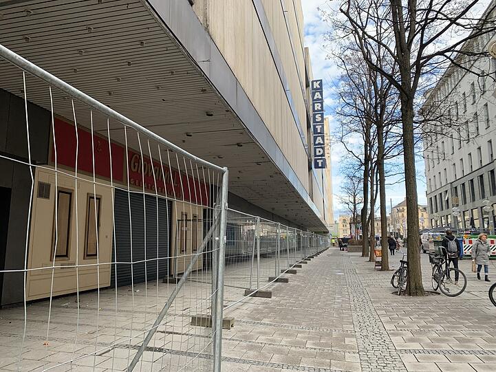 Diese Signa-Immobilie gammelt vor sich hin: Vor dem alten Karstadt in der Schützenstraße stehen jetzt Gitter - eine Maßnahme gegen Obdachlose.