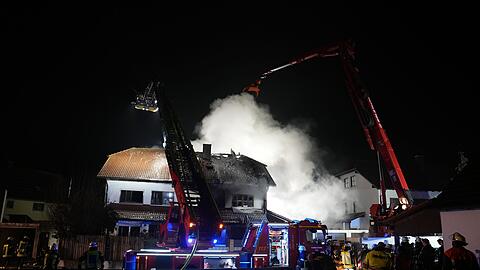 Zeitweise waren 140 Feuerwehrleute im Einsatz, um den Brand in Geisenfeld zu löschen. (Archivbild)