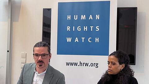 HRW-Deutschlanddirektor Philipp Frisch (l) und HRW-Rassismusforscherin Almaz Teffera zeichneten ein d&uuml;steres Bild der Weltlage.
