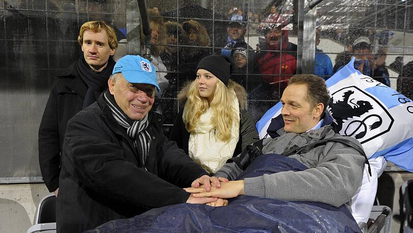 Karsten Wettberg mit Olaf Bodden und dessen Familie.