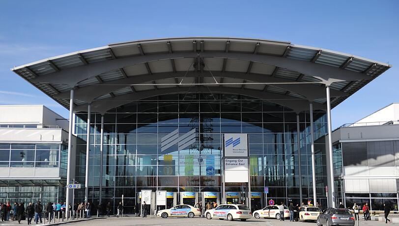 Der Kläger war 2024 an einem Stand auf einer Freizeitmesse in München gestürzt. (Archivbild) Der Kläger war 2024 an einem Stand auf einer Freizeitmesse in München gestürzt. (Archivbild)
