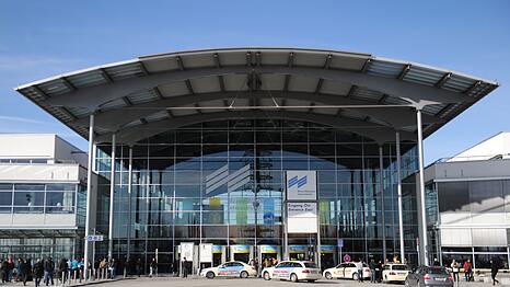 Der Kl&auml;ger war 2024 an einem Stand auf einer Freizeitmesse in M&uuml;nchen gest&uuml;rzt. (Archivbild)