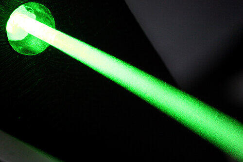 Mit starken und handlichen Lasern sind meist Jugendliche unterwegs und blenden gedankenlos Piloten mit dem Lichtstrahl.