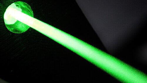 Mit starken und handlichen Lasern sind meist Jugendliche unterwegs und blenden gedankenlos Piloten mit dem Lichtstrahl. Mit starken und handlichen Lasern sind meist Jugendliche unterwegs und blenden gedankenlos Piloten mit dem Lichtstrahl.