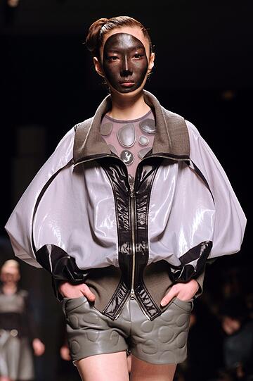 Bei der Fashion Week in Paris geht der Trend vieler Designer immer mehr zu wenig Stoff und viel Haut. Beispiele gefällig? Die Bilder vom Laufsteg.