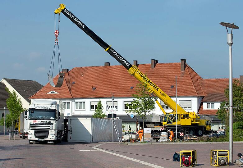 Mit Atemschutzmasken mussten die Einsatzkräfte die hoch ätzende Ameisensäure bergen. Der LKW war in einem Kreisverkehr umgekippt.