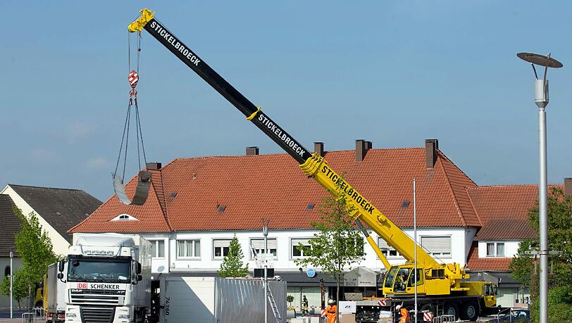 Mit Atemschutzmasken mussten die Einsatzkräfte die hoch ätzende Ameisensäure bergen. Der LKW war in einem Kreisverkehr umgekippt. Mit Atemschutzmasken mussten die Einsatzkräfte die hoch ätzende Ameisensäure bergen. Der LKW war in einem Kreisverkehr umgekippt.