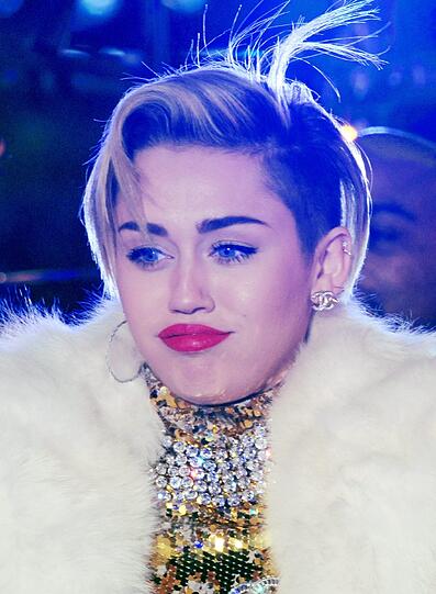 Miley Cyrus läutet den Neujahrs-Countdown am Times Square auf ihre spezielle Art und Weise ein.